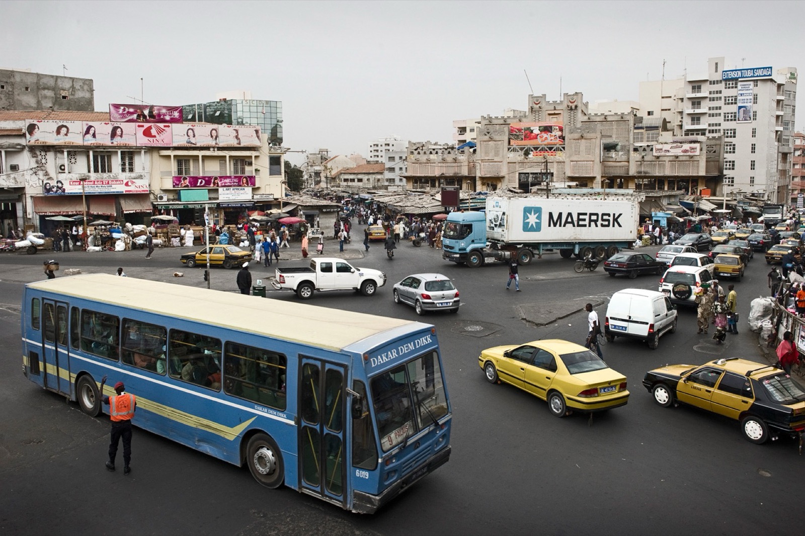 Rue animée de Dakar, Sénégal
